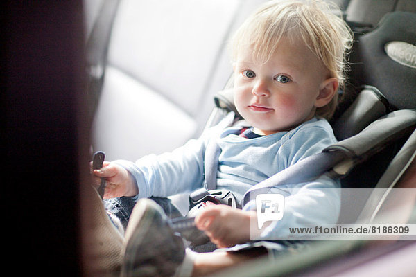 Baby Junge auf dem Rücksitz des Autos