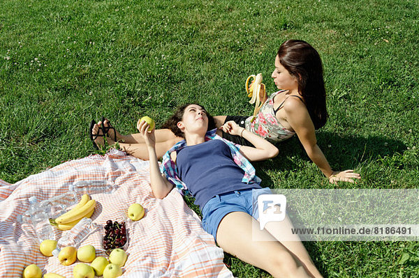 Zwei junge Frauen beim Picknick