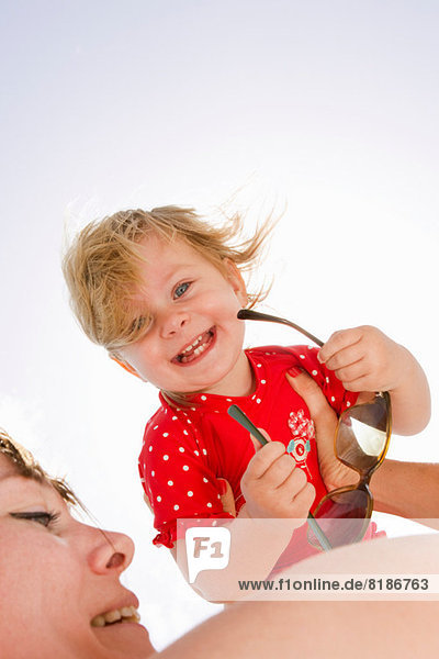 Baby schaut Mutter über die Schulter