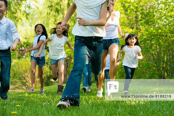 Jungen und Mädchen beim Laufen im Park