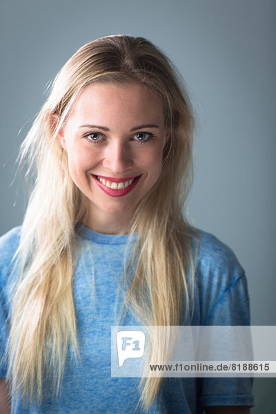Junge Frau mit langen blonden Haaren lächelnd  Portrait