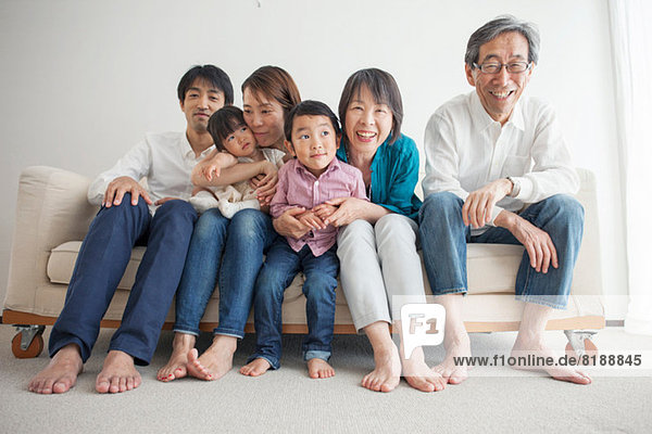 Drei Generationen Familie auf Sofa sitzend  Portrait