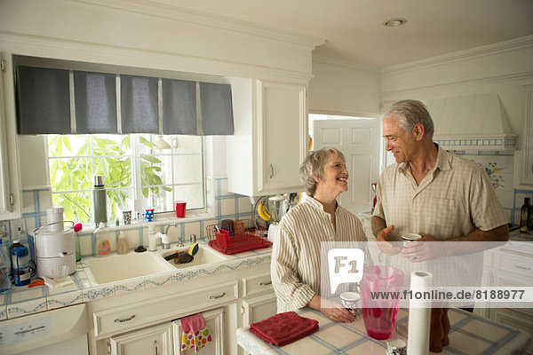 Seniorenpaar in der Küche  lächelnd