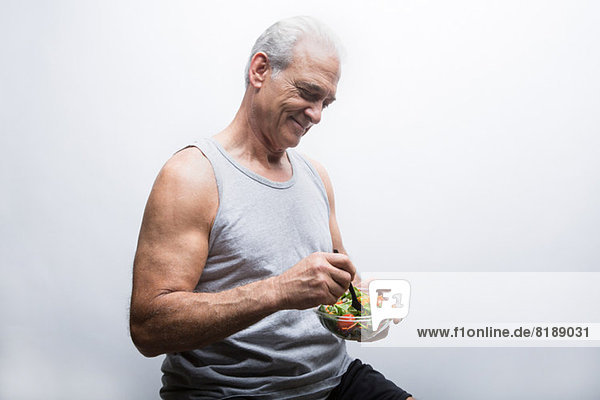 Senior Mann mit Salatschüssel