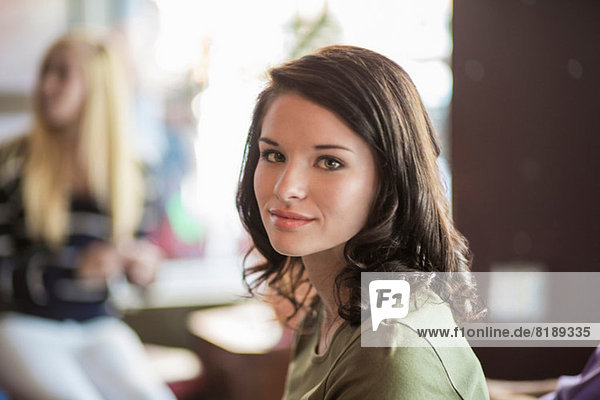Porträt eines Teenagers im Café