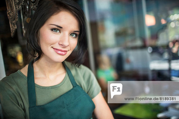 Porträt eines jungen Mädchens im Café