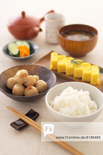 Stilleben von japanischem Essen mit Tee