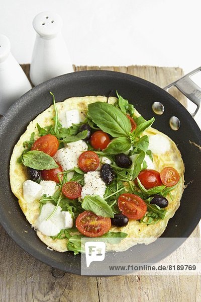 Omelett mit Tomaten  Oliven und Mozzarella
