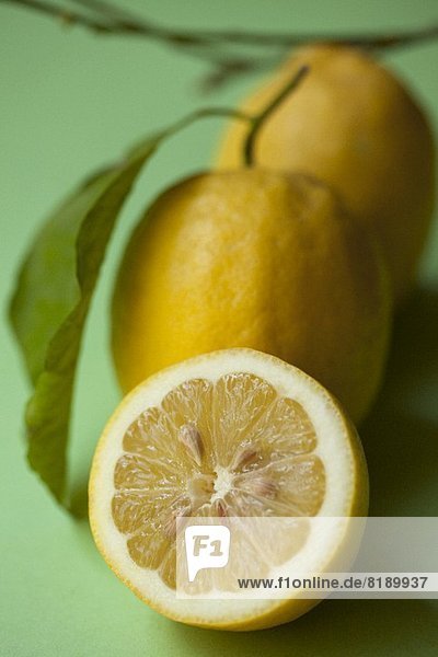 Zitrone  ganz und halb