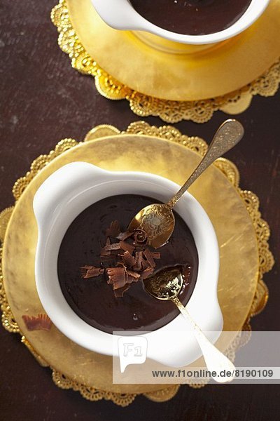 Dunkles Schokoladenmousse mit Schokoröllchen