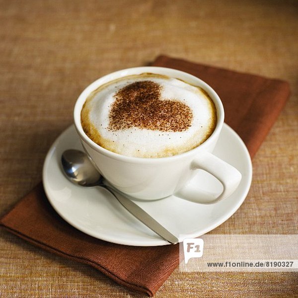 Cappuccino mit Herzform aus Kakao