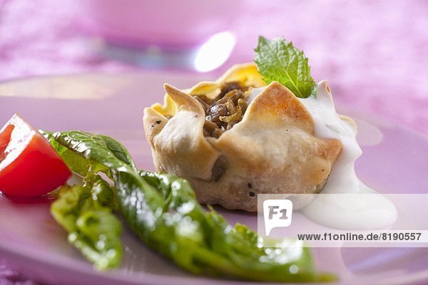 Minitortelett mit Linsenfüllung und Joghurt