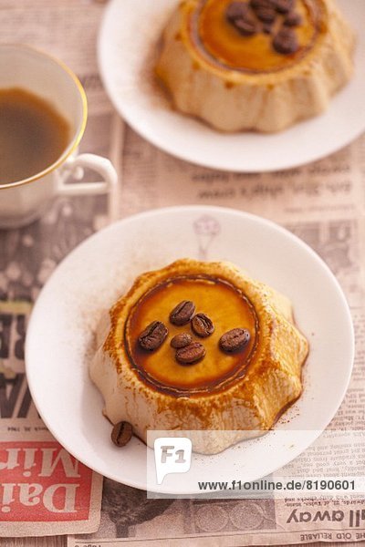Kaffee Panna Cotta mit Kaffeebohnen
