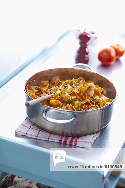 Pappardelle Bolognese im Kochtopf