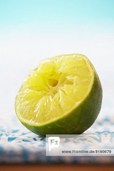 Ausgepresste halbe Limette