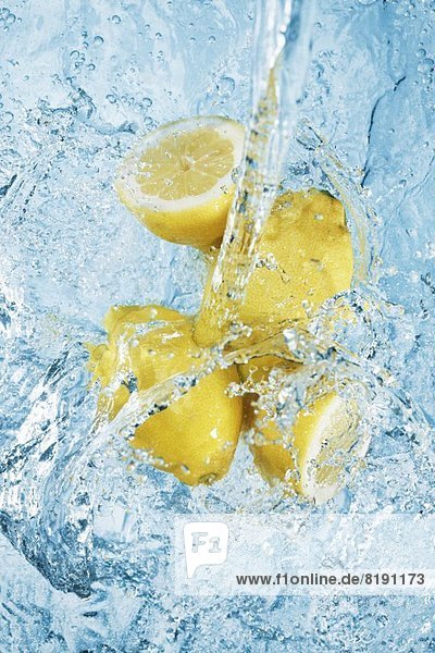 Wasser über Zitronen gießen