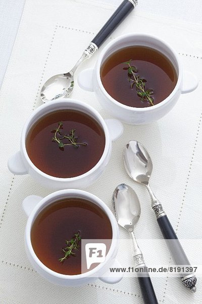 Pilzbrühe mit Thymian