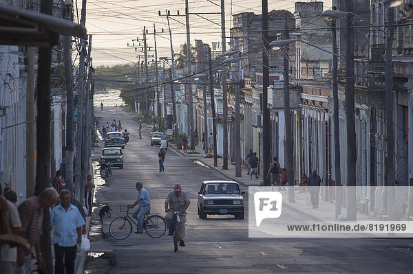 Straßenszene in der Altstadt von Cienfuegos