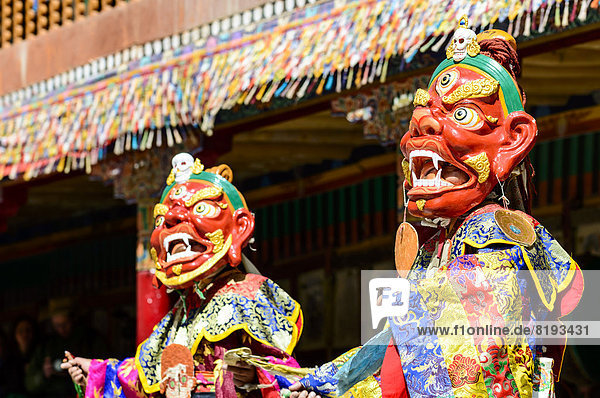 Mönche beim rituellen Maskentanz  der Geschichten aus der Frühzeit des Buddhismus beschreibt  während des Hemis Festivals