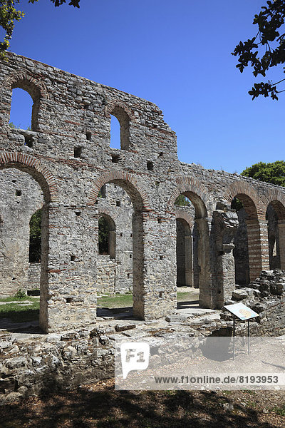 Frühchristlich-byzantinische Basilika in der Ruinenstadt Butrint  UNESCO-Weltkulturerbe