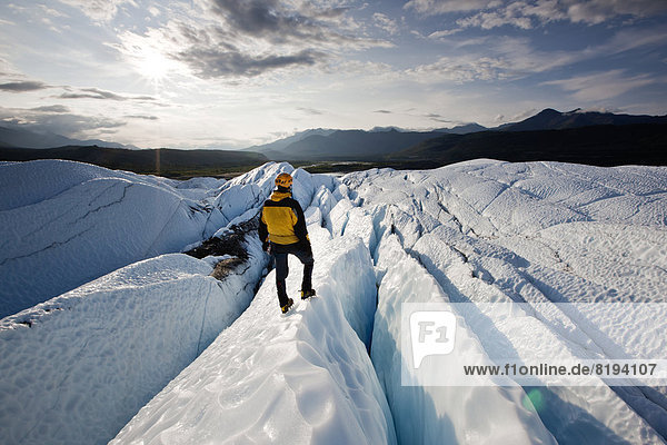 Bergsteiger steht am Matanuska-Gletscher