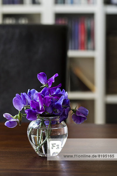 Holztisch lila Blumenvase