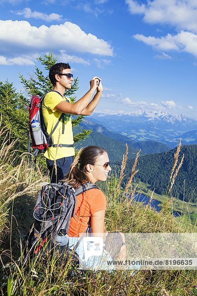 Junges Paar beim Bergwandern in der Osterhorngruppe Salzburger Land Österreich