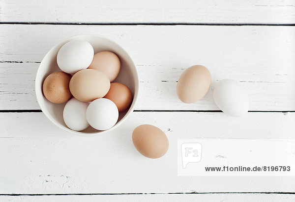 Eier in Schale auf Holztisch  Nahaufnahme