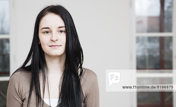 Österreich  Junge Frau mit schwarzen Haaren in der Schule