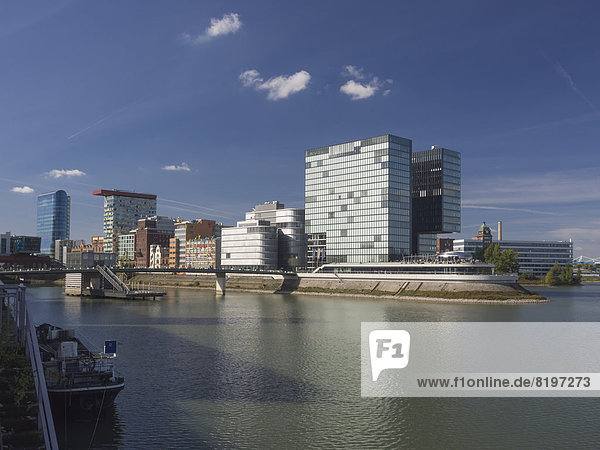 Deutschland  Nordrhein-Westfalen  Düsseldorf  Blick auf Medienhafengebäude