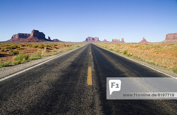 Usa  Utah  Blick auf die Straße in der Wüste zum Monument Valley