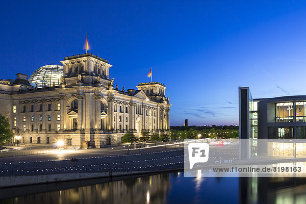 Deutschland  Berlin  Blick auf das Reichstagsgebäude in der Abenddämmerung