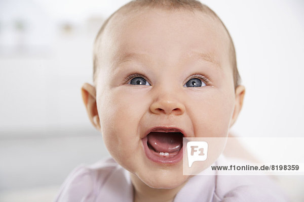 Deutschland  Nordrhein-Westfalen    Baby Girl  lächelnd  Nahaufnahme