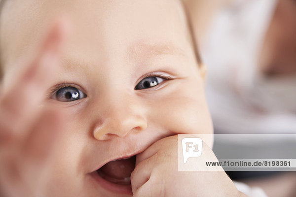 Deutschland  Nordrhein-Westfalen  Köln  Baby Girl  lächelnd  Nahaufnahme