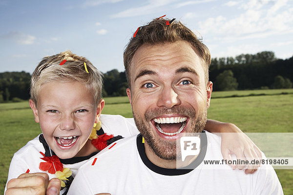 Deutschland  Köln  Vater und Sohn unterstützen ihre Fußballmannschaft