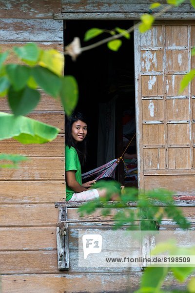 Mädchen in einem Fenster  Bohol  Philippinen