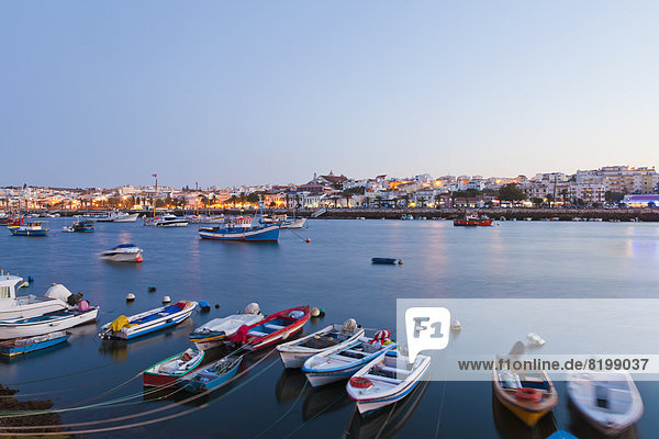 Portugal  Lagos  Fischerboote im Hafen und Stadt im Hintergrund