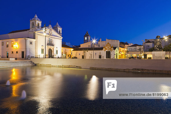 Portugal  Lagos  Blick auf die Kirche Santa Maria bei Nacht
