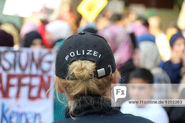 Polizistin bei einer Demo