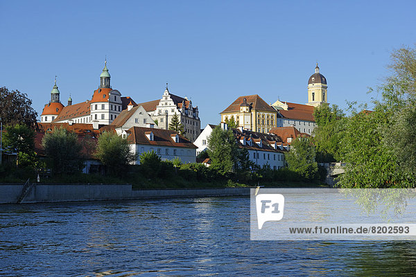 Herzogliches Schloss und Hofkirche über der Donau