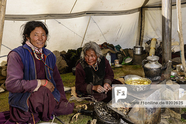 Nomadinnen bei der Zubereitung von Speisen in ihrem Zelt