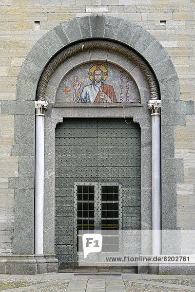 Gusseisernes Eingangsportal  romanische Basilika San Fedele  ehemalige Kathedrale