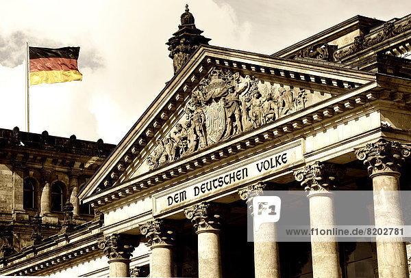'Deutsche Flagge weht auf Reichstagsgebäude  Deutscher Bundestag  Schriftzug ''Dem Deutschen Volke'' und Relief im Tympanon über Hauptportal'