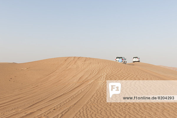 Sport Utility Vehicles fahren durch die Wüste