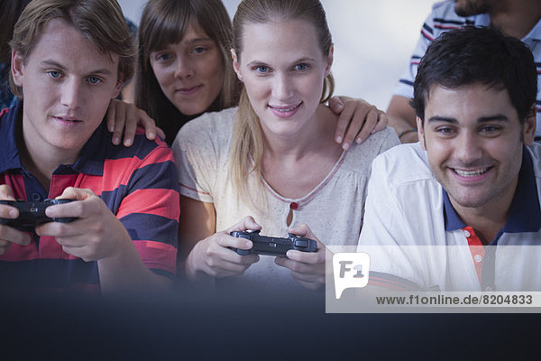 Freunde  die zusammen Videospiele spielen