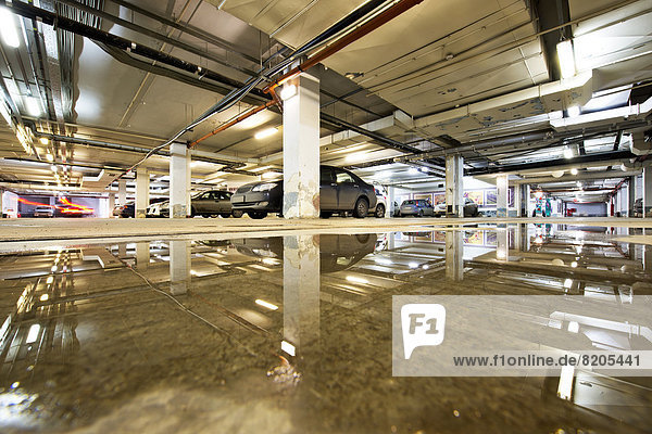 Boden  Fußboden  Fußböden  nass  Gebäude  Spiegelung  parken  Decke