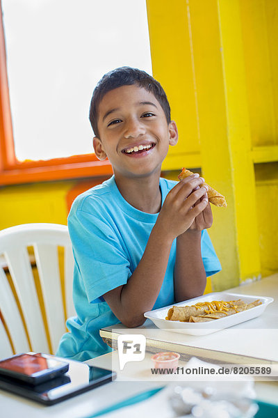 Junge - Person  Hispanier  Restaurant  essen  essend  isst