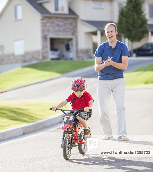 Europäer  unterrichten  Menschlicher Vater  Sohn  fahren  Fahrrad  Rad  mitfahren