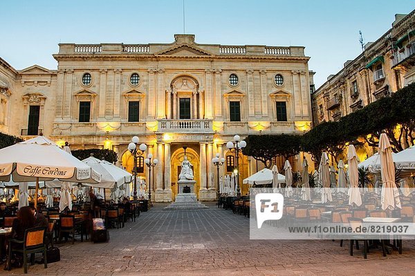 Valletta Hauptstadt Quadrat Quadrate quadratisch quadratisches quadratischer Bibliotheksgebäude Malta