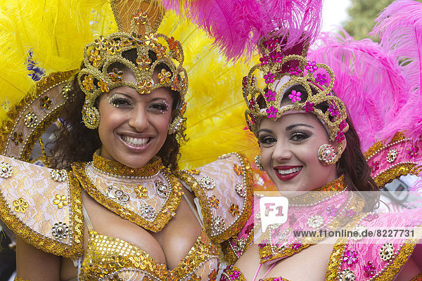 'Notting Hill Carnival  kostümierte Mitglieder der Sambaschule ''Paraiso School of Samba'' beim Karnevalsumzug'